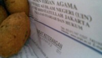 Combro yang satu ini dikemas menggunakan kertas dengan kop surat dari Kementerian Agama. Wah kira-kira surat keterangan apa ya ini? Foto: istimewa