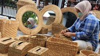 Berbagai kerajinan tangan tersebut dijual mulai dari Rp 50.000 sampai Rp1,5 juta per unit, tergantung model dan tingkat kesulitan dalam pembuatan.