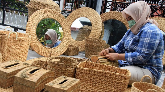 Anggota Bhayangkari Cabang Aceh Barat memproduksi kerajinan tangan berbahan tanaman eceng gondok di Desa Drien Rampak, Kecamatan Johan Pahlawan, Aceh Barat, Aceh, Kamis (16/4/2020). Berbagai kerajinan tangan tersebut dijual Rp 50.000 sampai Rp1,5 juta per unit tergantung model dan tingkat kesulitan dalam pembuatan. ANTARA FOTO/Syifa Yulinnas/aww.