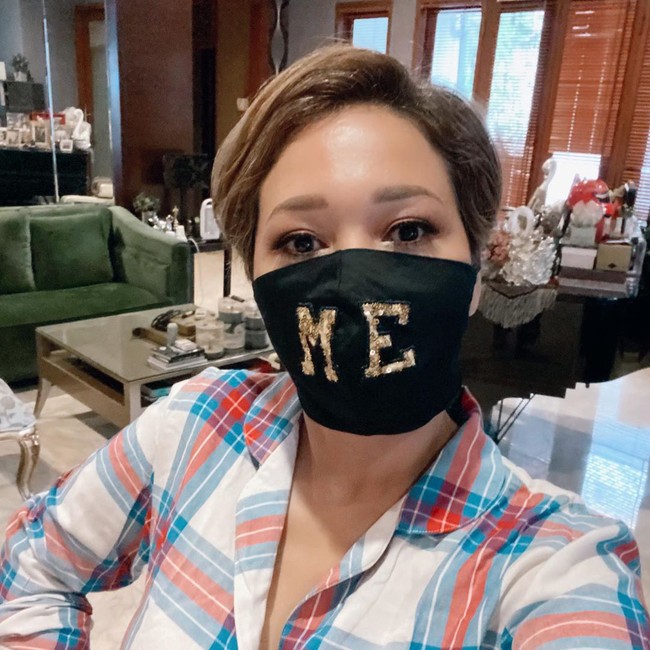 Maia Estianty memperlihatkan kreativitasnya dengan menjahit masker sendiri. Masker dari kain cotton drill ini diberi ornamen huruf M dan E sesuai inisial namanya. Foto: Instagram