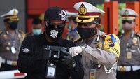 Bersama dengan tim NTMC Korlantas Polri dengan memanfaatkan satu langkah lebih maju menggunakan drone thermol. Drone thermol ini akan mengidentifikasi tidak perlu satu persatu. Sekali terbang bisa teridentifikasi semua orang dalam kendaraan yang melintas di GT Kalikangkung. Penggunaan thermol drone ini dalam rangka mempercepat pelayanan ketika ada antrian panjang. Foto: dok. Ditlantas Polda Jateng