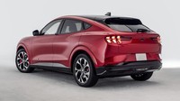 Tidak hanya disajikan dalam bentuk sedan, Mustang kini bakal disajikan dalam bentuk crossover dan bertenaga listrik. Mobil asli Amerika Serikat yang bakal disapa Mustang March-E ini, mulai membocorkan ketangguhannya di jalanan. Foto: Pool (MotorTrend)