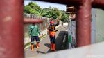 Posgab Jabar Lakukan Penyemprotan Disinfektan di Rumah Warga