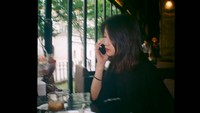 Meski fotonya blur, Moon Ga Young ingin menunjukkan momennya makan di kafe. Ia tetap kelihatan cantik meski menggunakan outfit sederhana. Foto: Instagram m_kayoung