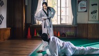 Kim Go Eun berperan sebagai Jung Tae Eul, yang merupakan detektif yang jago Taekwondo. Foto: The King: Eternal Monarch (dok. Netflix)