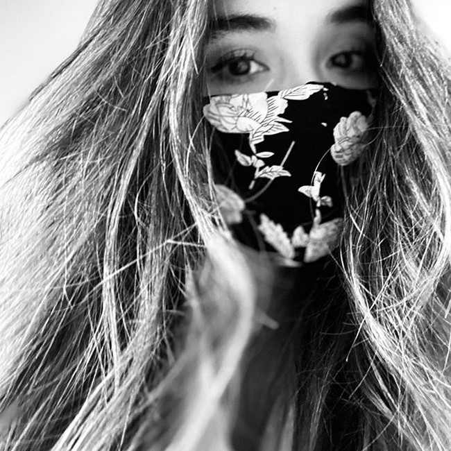 Marsha Timothy memilih masker kain dari brand lokal ATS The Label. Masker motif bunga ini terbuat dari katun yang ramah bagi kulit. Masker juga ramah lingkungan karena merupakan bahan sisa dari penjahitan baju. Foto: Instagram