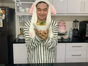 Tak Ada Jadwal Syuting, Anwar BAB Bikin Tutorial Masak Kocak di Rumah