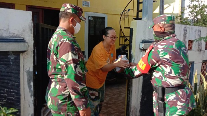 TNI Bagikan Ribuan Nasi Bungkus untuk Warga Jakarta Di tengah situasi pandemi wabah Corona, TNI menyiapkan ribuan nasi bungkus untuk masyarakat, Jakarta.