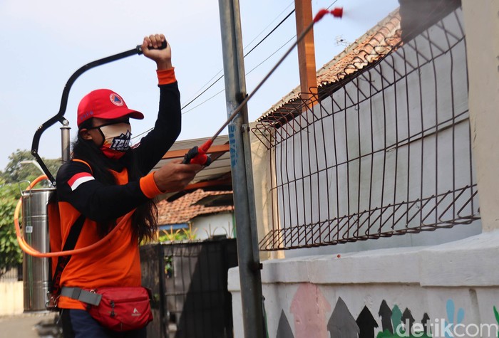 Penyemprotan Disinfektan di Cicendo Pos Gabungan Siaga Bencana (Posgab) Jabar melakukan penyemprotan disinfektan di Cicendo, Kota Bandung, Jabar, untuk mencegah penyebaran virus corona (COVID-19).