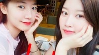Bersama temannya, Moon Ga Young asyik nongkrong di kafe. Mereka menikmati segelas minuman es yang menyegarkan. Slurpp! Foto: Instagram m_kayoung