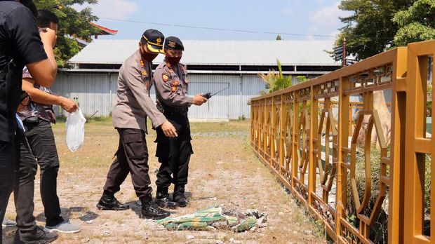 Polisi mengambil sampel puing patung untuk barang bukti