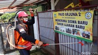 Dari data Pusat Informasi COVID-19 Kota Bandung di Kecamatan Cicendo terdapat 18 pasien positif, 3 orang meninggal dunia dan 1 orang sembuh, sisanya masih dalam perawatan.