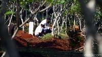 Bulan Ramadhan tahun ini sangat berbeda karena warga berziarah terlihat sepi akibat  pendemi Virus Corona dan diperlakukannya PSBB di Kota Dpok, Jawa Barat
