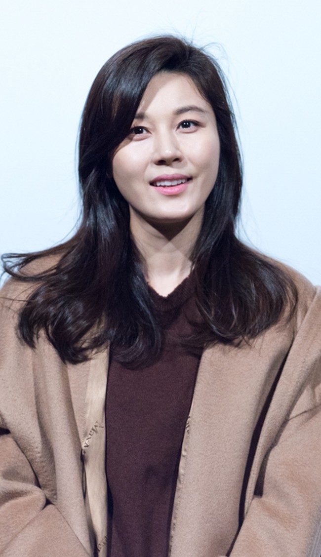 Kim Ha Neul di drama Korea On The Way to The Airport adalah sosok wanita yang telah bersuami seorang pilot. Namun, ia menjalin hubungan gelap dengan pria lain yang telah memiliki istri dan anak. Foto: dok. Istimewa