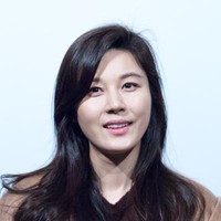 Kim Ha Neul di drama Korea On The Way to The Airport adalah sosok wanita yang telah bersuami seorang pilot. Namun, ia menjalin hubungan gelap dengan pria lain yang telah memiliki istri dan anak. Foto: dok. Istimewa