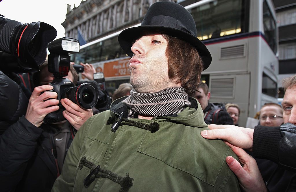 Aksi paparazzi mengambil gambar Liam Gallagher.