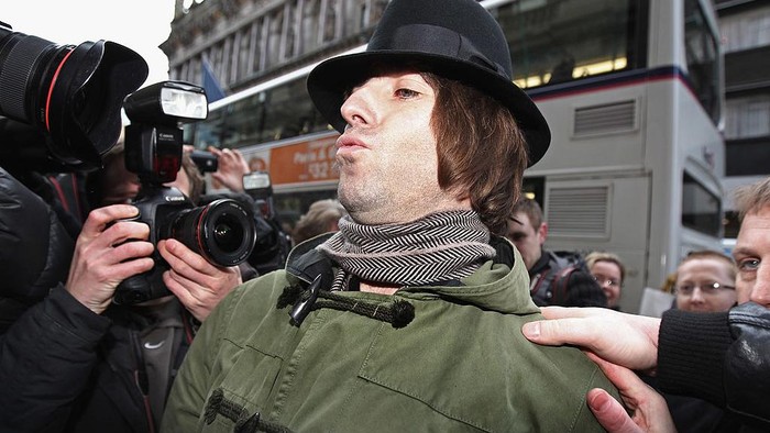 Aksi paparazzi mengambil gambar Liam Gallagher.