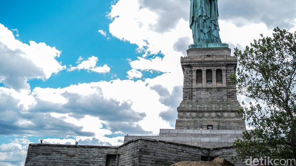 Traveler memotret Patung Liberty dari halaman patung tersebut. Pemahat patung adalah Frederic Auguste Bartholdi sementara perancang struktur penyangganya merupakan arsitek menara Eiffel,  Gustave Eiffel. 