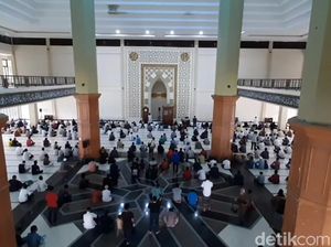Pemkab Tasikmalaya Tak Larang Warga Salat Tarawih di Masjid