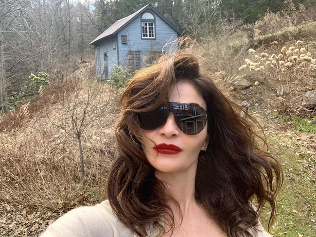 You NEVER GET OLD, tulis netizen. Pesona Helena tampaknya memang tak lekang oleh waktu meski sudah eksis selama tiga dekade.  Foto: dok. Instagram