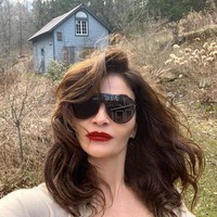 You NEVER GET OLD, tulis netizen. Pesona Helena tampaknya memang tak lekang oleh waktu meski sudah eksis selama tiga dekade.  Foto: dok. Instagram