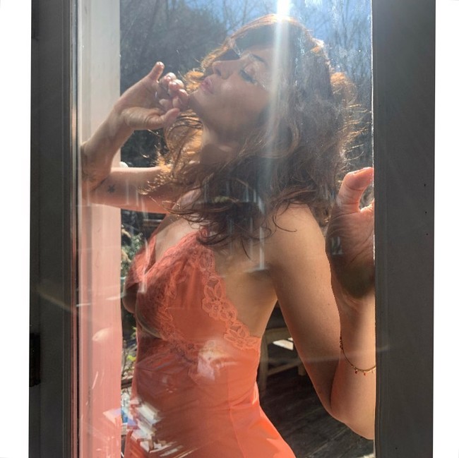 Dalam pemotretan tersebut Helena tampil dengan berbagai koleksi pakaian renang. Di foto lainnya, Helena memperlihatkan koleksi dress dan lingerie seksi.  Foto: dok. Instagram