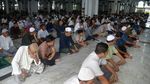 Suasana Salat Jumat Tanpa Pembatasan Jarak di Aceh