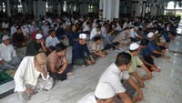 Salat Jumat di Masjid Raya Baiturrahman, Banda Aceh, juga tidak menerapkan pembatasan jarak (physical distancing). Antara Foto/Ampelsa.