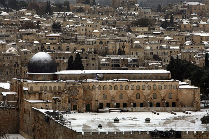 Penutupan kompleks Masjid Al Aqsa diperpanjang hingga Ramadhan. Hal ini disebabkan oleh wabah pandemi virus Corona yang belum kunjung berakhir.