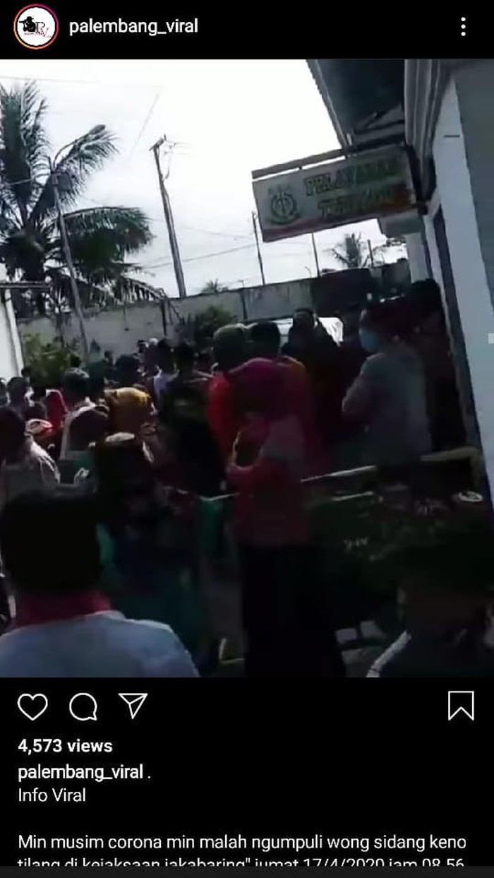 Warga berkerumun di Kejari Jakabaring