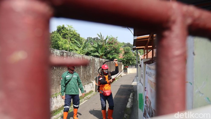 Penyemprotan disinfektan di Kecamatan Cicendo Bandung