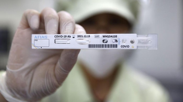 Diagnostic kit atau alat tes virus Corona diproduksi secara massal di Chuncheon, Korea Selatan. Penasaran seperti apa proses pembuatannya?