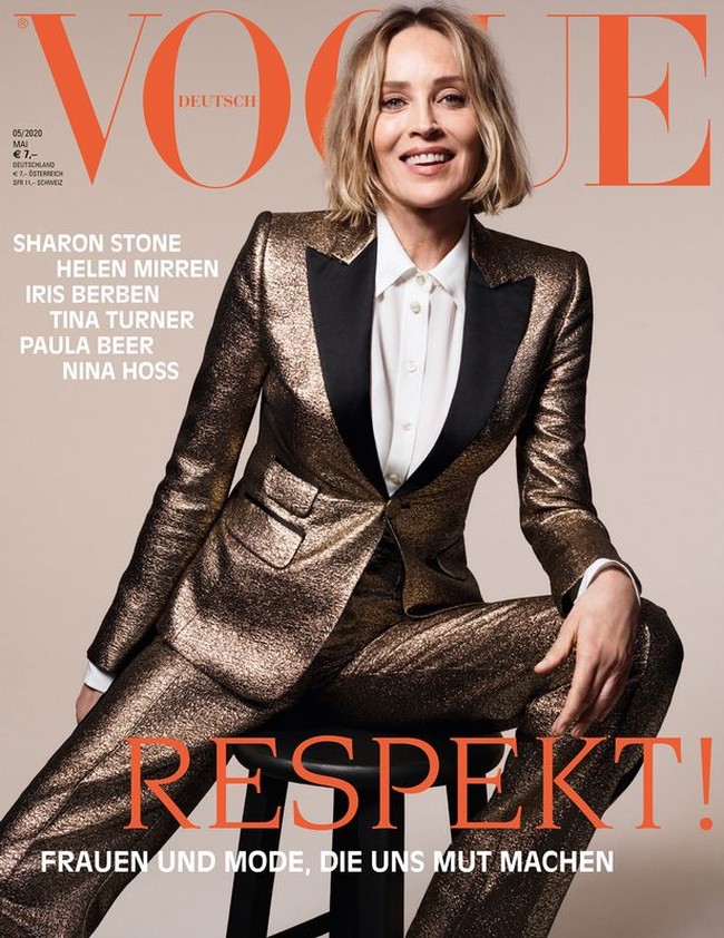 Inilah penampilan Sharon Stone di majalah Vogue edisi Mei 2020. Muncul di sampul majalah fashion tersebut, bintang Basic Instinct itu tampil maskulin glamor dalam balutan tuksedo tembaga nan mengilap. (Foto: Dok. Vogue Deutsch)