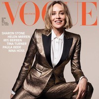 Inilah penampilan Sharon Stone di majalah Vogue edisi Mei 2020. Muncul di sampul majalah fashion tersebut, bintang Basic Instinct itu tampil maskulin glamor dalam balutan tuksedo tembaga nan mengilap. (Foto: Dok. Vogue Deutsch)