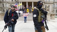 Sambil menenteng senjata laras panjang mereka meminta Gubernur Gretchen Whitmer melonggarkan aturan lockdown.  Whitmer menjadi target dari sedikitnya dua gugatan hukum yang mengklaim perintah tetap di rumah itu melanggar hak konstitusional.