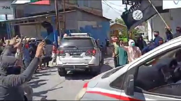 Suasana proses pemakaman jenazah dua DPO MTI yang tewas ditembak setelah serang polisi di Poso (Screenshot video)