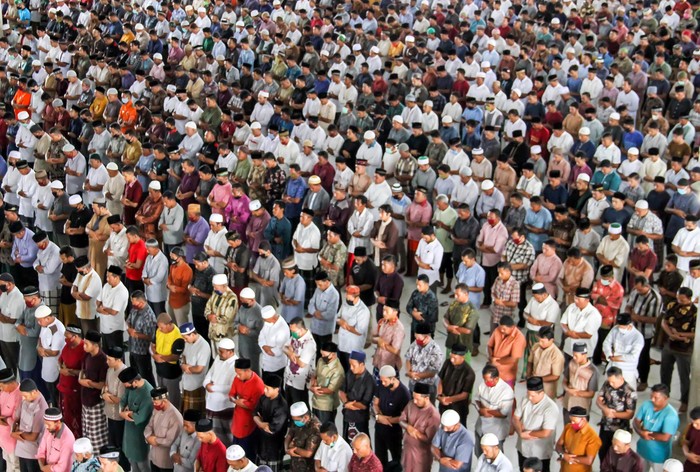 SHALAT JUMAT TAMPA PEMBATASAN JARAK Umat muslim mendengarkan khotbah sebelum pelaksanaan shalat Jumat di Masjid Raya Baiturrahman, Banda Aceh, Aceh, Jumat (17/4/2020). Pelaksanaan shalat Jumat di Masjid Raya Baiturrahman itu tidak lagi menerapkan pembatasan jarak (physical distancing) dan hanya sebagian yang mengenakan masker. ANTARA FOTO/Ampelsa/pras.