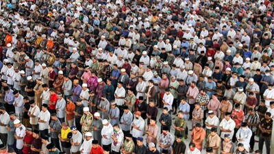 Suasana Salat Jumat Tanpa Pembatasan Jarak di Aceh