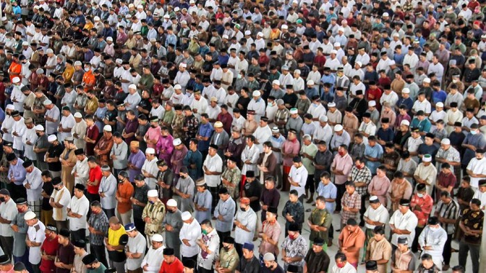Umat muslim mendengarkan khotbah sebelum pelaksanaan shalat Jumat di Masjid Raya Baiturrahman, Banda Aceh, Aceh, Jumat (17/4/2020). Pelaksanaan shalat Jumat di Masjid Raya Baiturrahman itu tidak lagi menerapkan pembatasan jarak (physical distancing) dan hanya sebagian yang mengenakan masker. ANTARA FOTO/Ampelsa/pras.