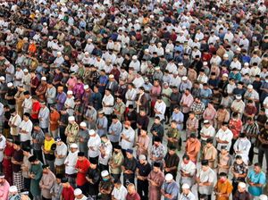 Suasana Salat Jumat Tanpa Pembatasan Jarak di Aceh