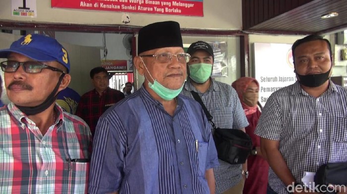 Eks Anggota DPRD Samarinda, Jafar Abdul Gafar (tengah) saat keluar dari Lapas Klas 2 A Samarinda.