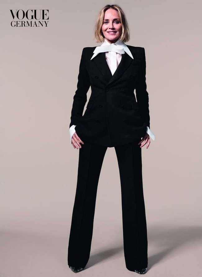 Sharon Stone lalu menebar pesonanya lagi dengan tuksedo berpotongan feminin. Kemeja putih yang menjadi dalaman hadir dengan twist edgy pada bagian kerah. (Foto: Dok. Vogue Deutsch)