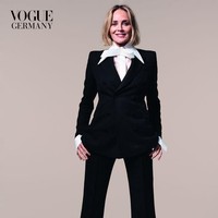 Sharon Stone lalu menebar pesonanya lagi dengan tuksedo berpotongan feminin. Kemeja putih yang menjadi dalaman hadir dengan twist edgy pada bagian kerah. (Foto: Dok. Vogue Deutsch)
