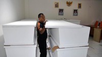 Pemerintah Kota Bogor menyiapkan peti jenazah untuk korban virus Corona (COVID-19) di kantor BPBD Kota Bogor, Jawa Barat, Kamis (16/4/2020).