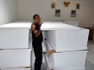 Peti Jenazah untuk Korban Corona di Bogor