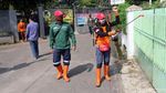 Posgab Jabar Lakukan Penyemprotan Disinfektan di Rumah Warga