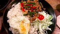 Ada nasi, telur mata sapi, dan olahan daging cincang mirip Thai beef basil yang dinikmati Moon Ga Young. Sampai-sampai ia menuliskan “Nyam nyam” tentang makanan ini. Foto: Instagram m_kayoung