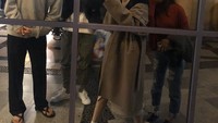 Ia saat ini sedang disibukkan dengan drama terbarunya yang berjudul Meow, The Secret Boy. Ia beradu akting dengan aktor tampan Kim Myung Soo. Begini pose Ye Eun saat berada di lokasi syuting bersama dengan aktor dan aktris lainnya. Foto: Instagram @__shinyeeun