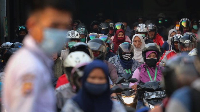 Sejumlah buruh pabrik pulang kerja di kawasan Cikupa, Kabupaten Tangerang, Banten, Jumat (17/4/2020). Center of Reform on Economics memperkirakan jumlah pengangguran terbuka pada kuartal II 2020 akan bertambah 4,25 juta orang akibat pandemi COVID-19. ANTARA FOTO/Fauzan/wsj.