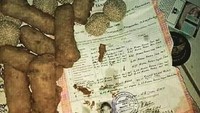 Beberapa orang pernah punya pengalaman mendapatkan bungkus gorengan yang dikemas menggunakan kertas penting. Bahkan ada gorengan yang dibungkus dengan ijazah seperti ini. Foto: istimewa